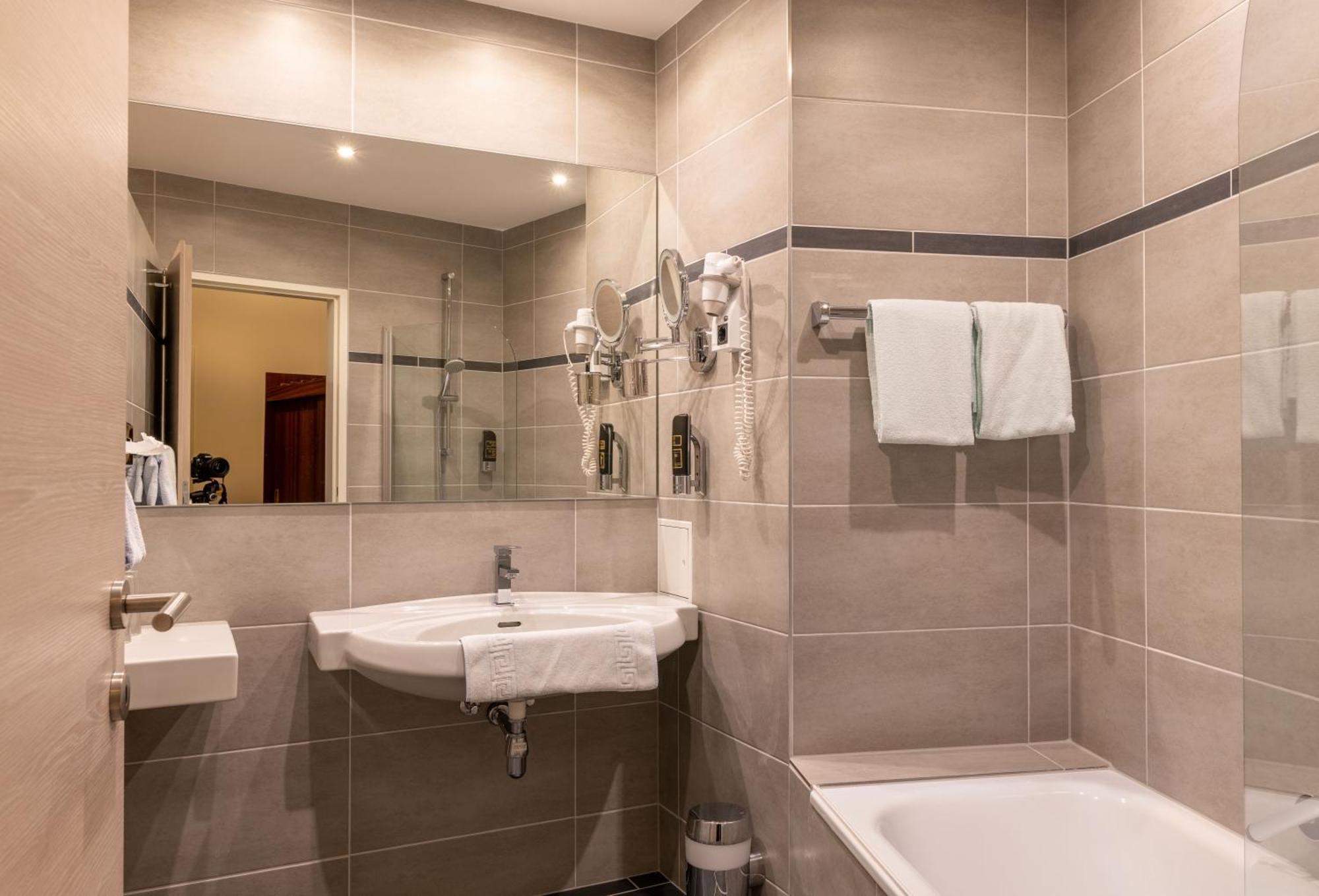 Hotel Anker Клостернойбург Экстерьер фото